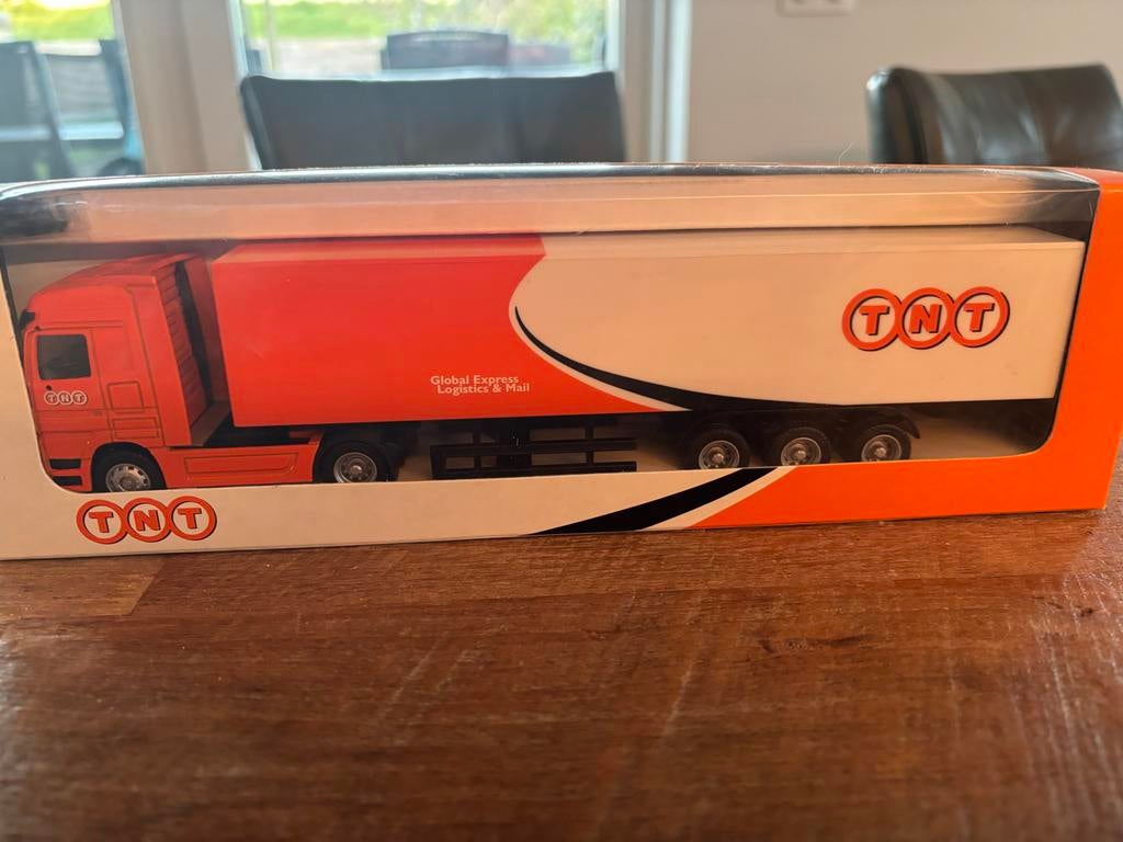 TNT vrachtwagen 1:64 - Nieuw in verpakking, Hobby en Vrije tijd, Modelauto's | Overige schalen, Ophalen of Verzenden, Nieuw, Bus of Vrachtwagen