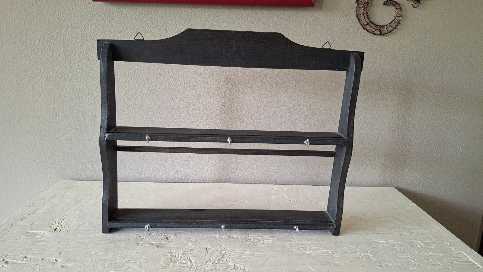 Vintage houten wandrek zwart met haken - Landelijke stijl, Huis en Inrichting, Woonaccessoires | Wandplanken en Boekenplanken