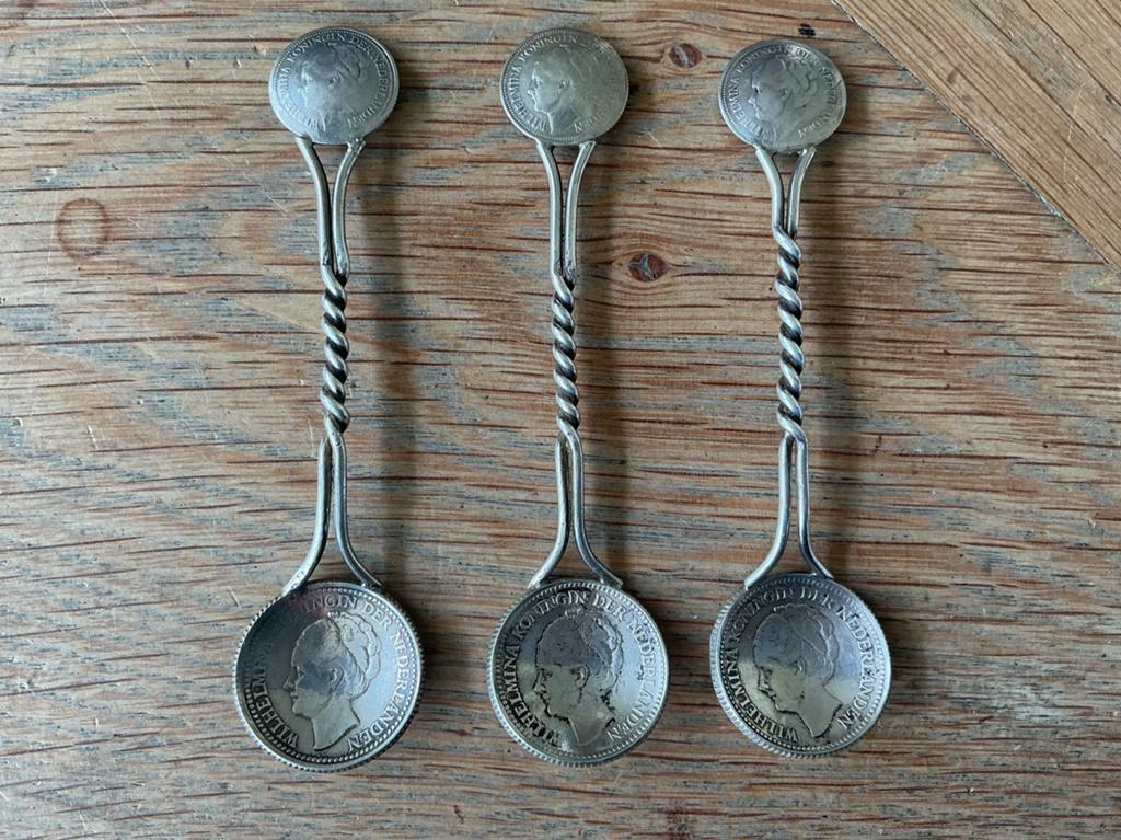 Set van 3 zilveren lepeltjes met Wilhelmina munten, Ophalen of Verzenden