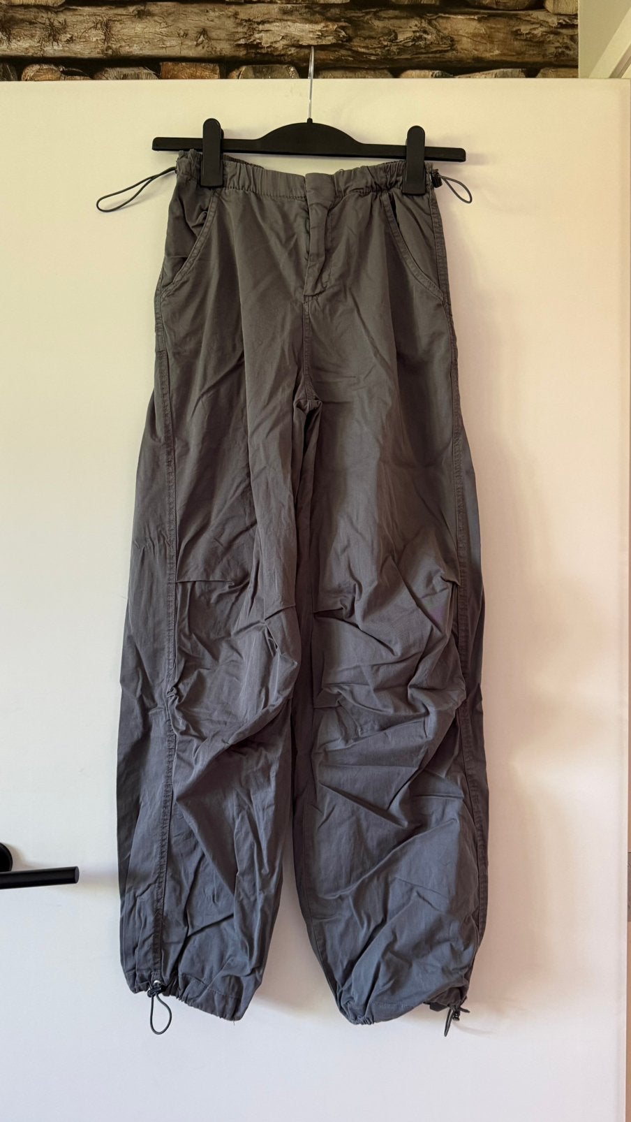 Grijs parachute broek maat xs Pull & Bear, Kleding | Dames, Ophalen of Verzenden, Zo goed als nieuw, Maat 34 (XS) of kleiner, Grijs