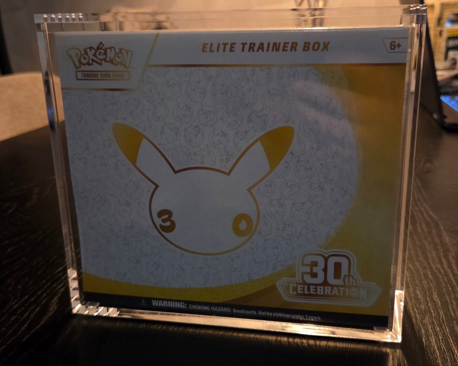 Pokémon 30th Celebration ETB Elite Trainer Box + Acryl Case, Hobby en Vrije tijd, Ophalen of Verzenden