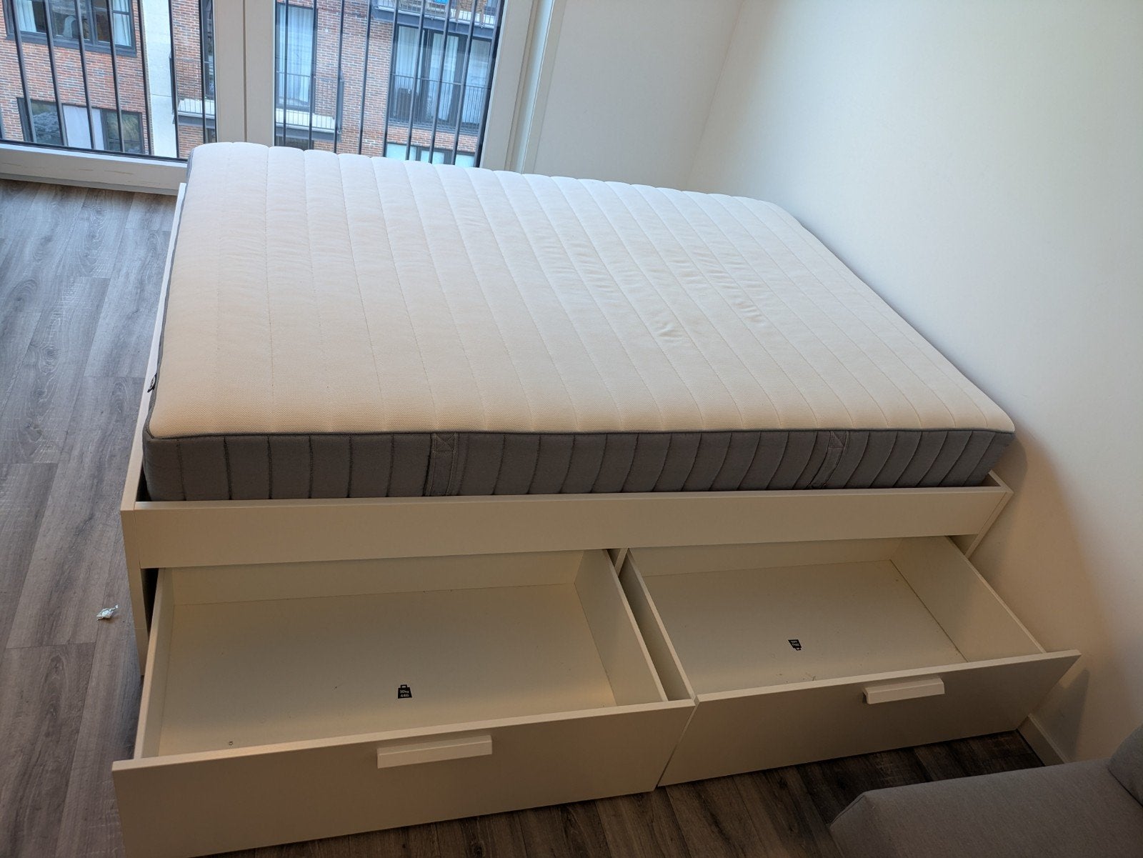 IKEA BRIMNES bed met VALEVAG matras en LEIRSUN lattenbodem, Wit, Tweepersoons, Zo goed als nieuw, Hout