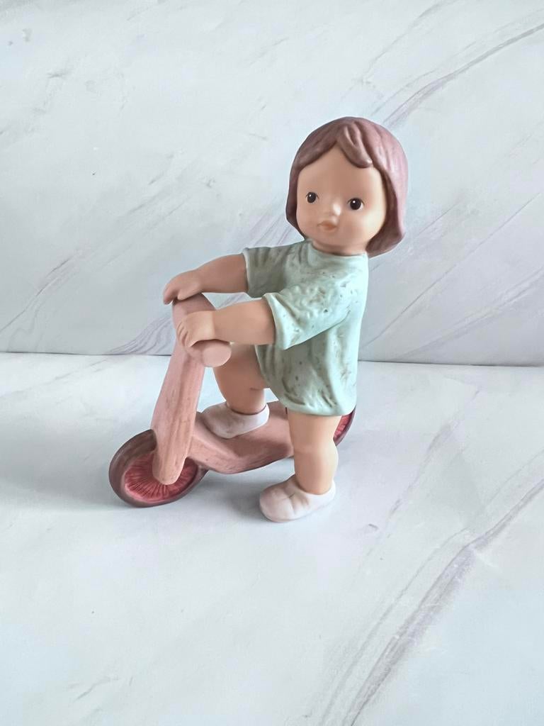 Goebel Nina & Marco meisje met step – beeldje, Verzamelen, Beelden en Beeldjes, Ophalen of Verzenden, Zo goed als nieuw, Mens