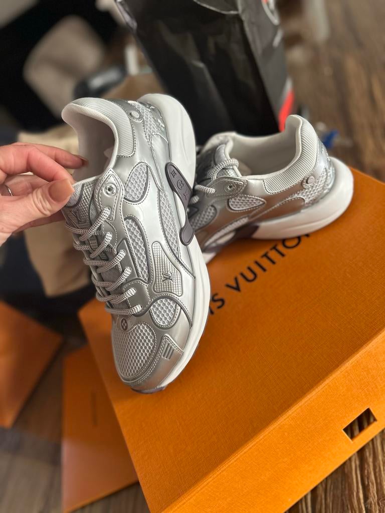 Originele Louis Vuitton schoenen maat 39 - Nooit gedragen, Ophalen of Verzenden, Nieuw, Grijs, Sneakers of Gympen