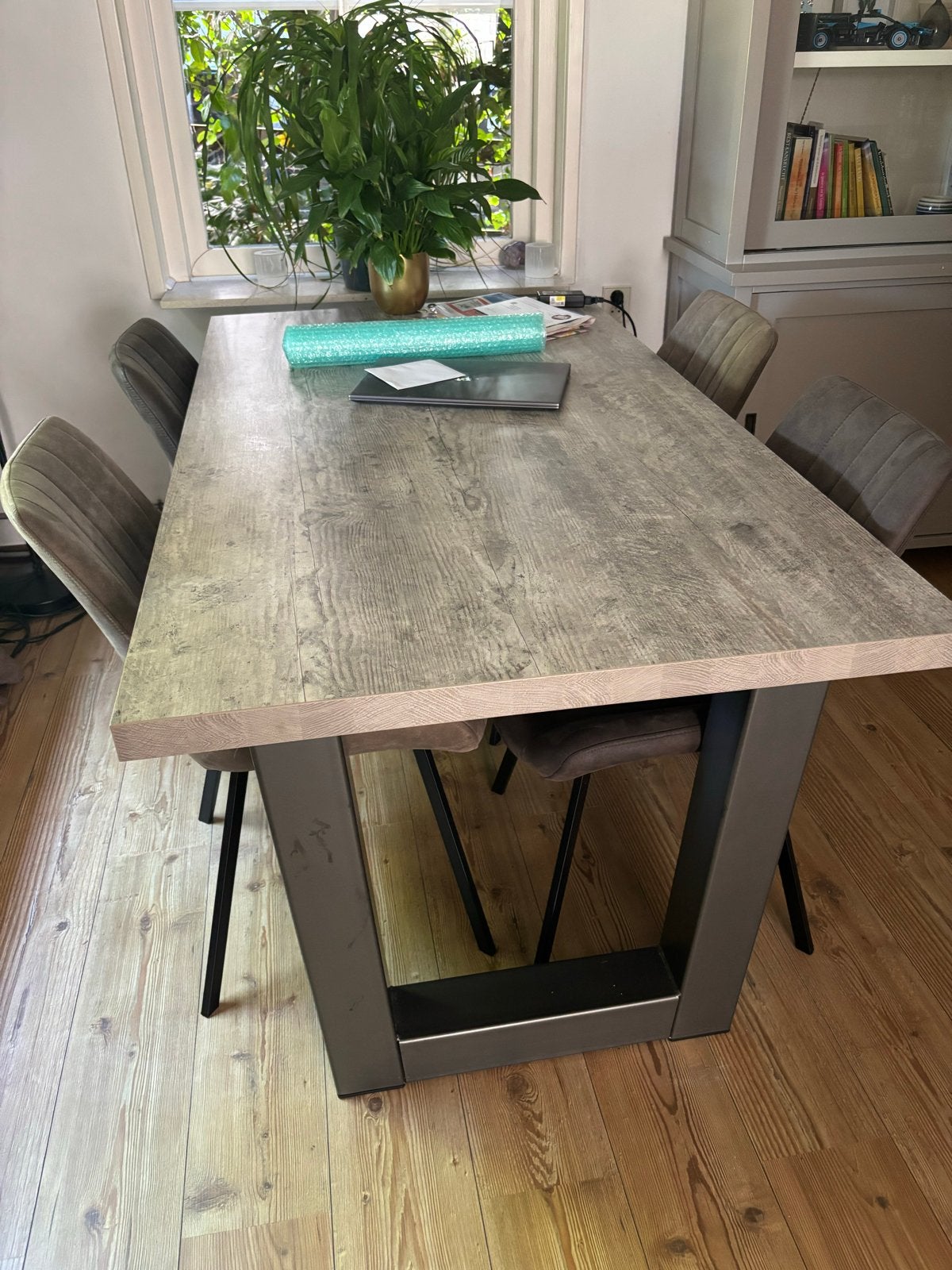 Stevige zware tafel met stalen frame, Huis en Inrichting, Tafels | Eettafels, Ophalen, Gebruikt, 50 tot 100 cm, Vier personen