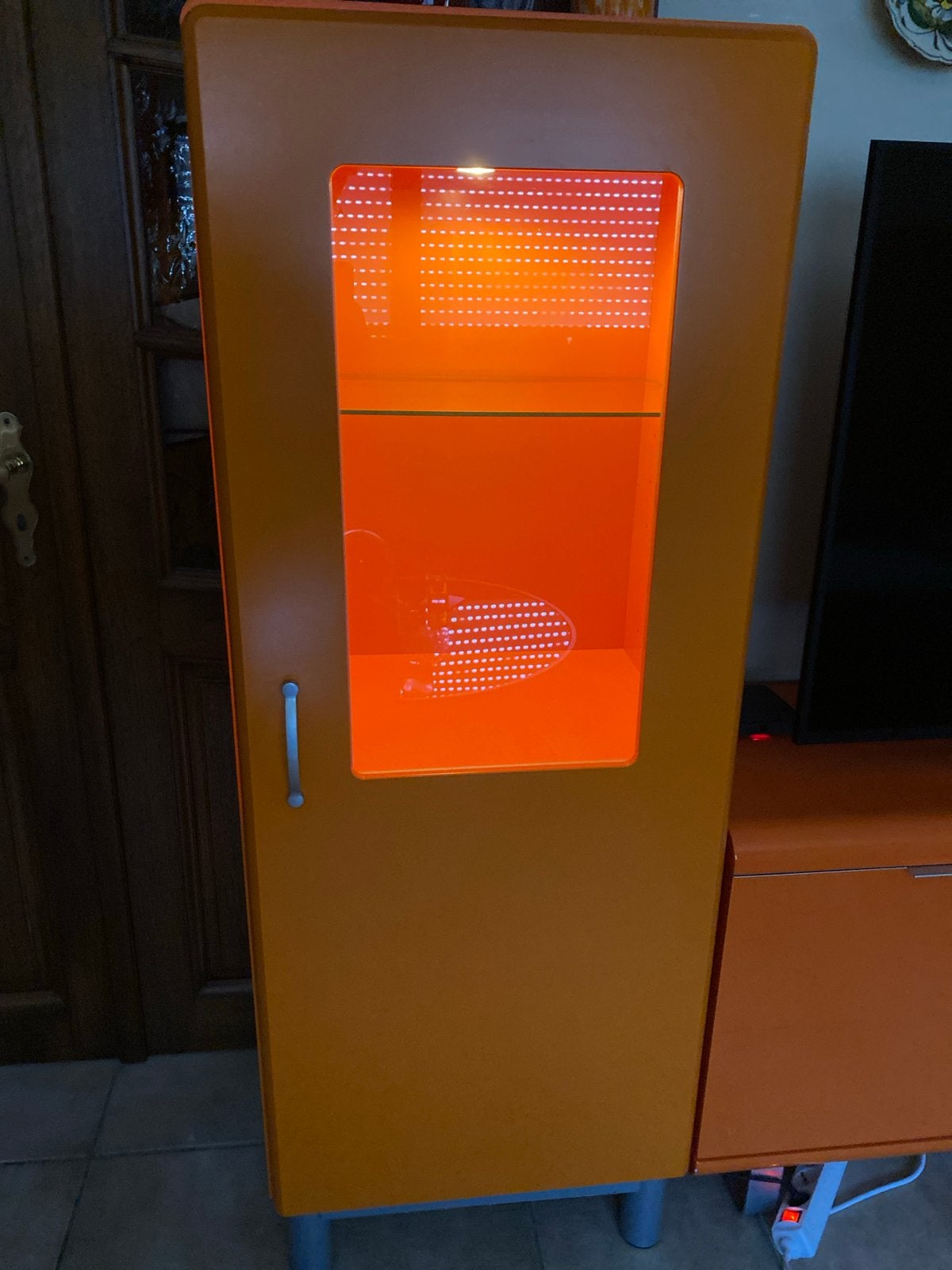 Oranje vitrinekast met verlichting, Ophalen, Gebruikt