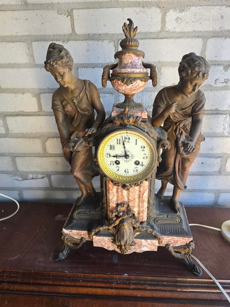 Antieke marmeren pendule met bronzen beelden, Antiek en Kunst, Antiek | Klokken, Ophalen of Verzenden