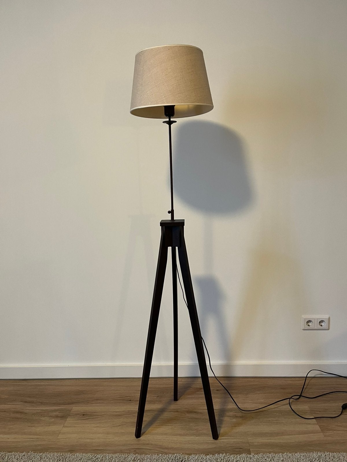 Staande schemerlamp , driepoot. In hoogte verstelbaar, hout, Ophalen, Zo goed als nieuw, Hout, 150 tot 200 cm