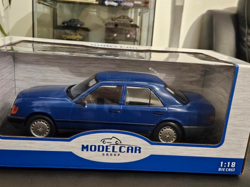 Mercedes-Benz 200-300 W124 blauw 1:18 nieuw, Hobby en Vrije tijd, Modelauto's | 1:18, Ophalen of Verzenden, Nieuw