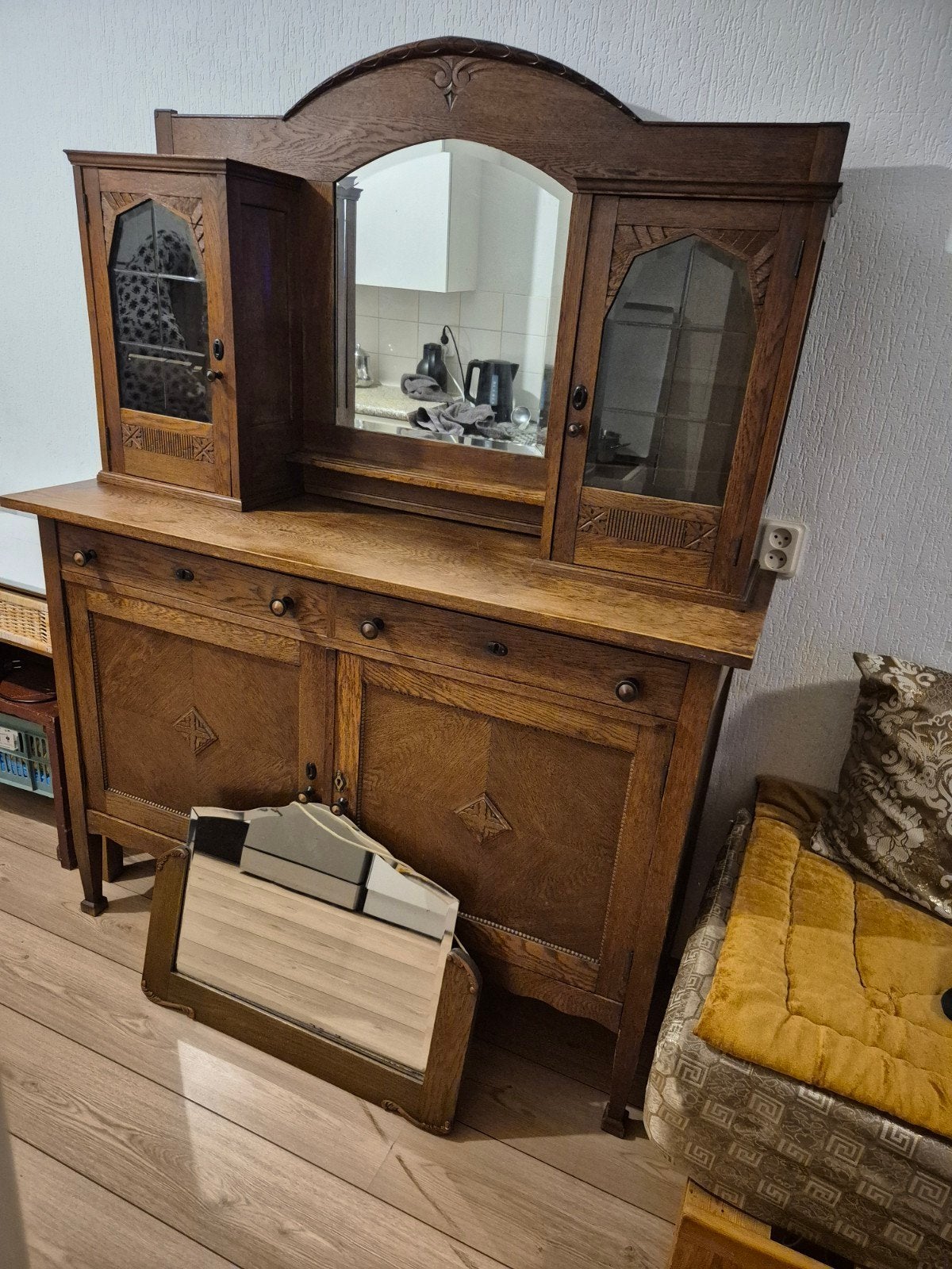 Antiek dressoir met geïntegreerde spiegel en vitrinekasten, Antiek en Kunst, Antiek | Meubels | Kasten, Ophalen of Verzenden