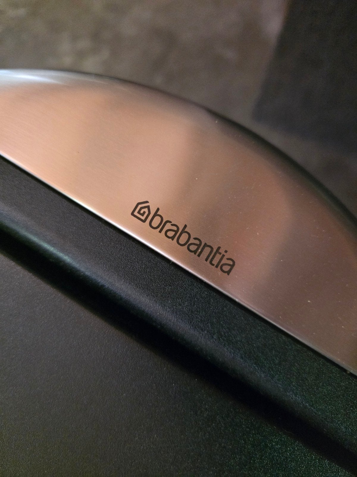 Brabantia Touch Bin Afvalbak Zwart - Soft Touch Sluiting, Huis en Inrichting, Woonaccessoires | Prullenbakken, Ophalen