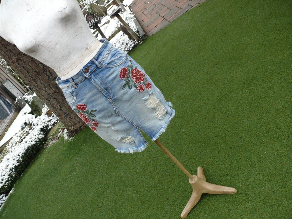 ZARA BASIC spijker rok maat XS met bloemen applicatie, Blauw, Ophalen of Verzenden, Zo goed als nieuw, Maat 34 (XS) of kleiner