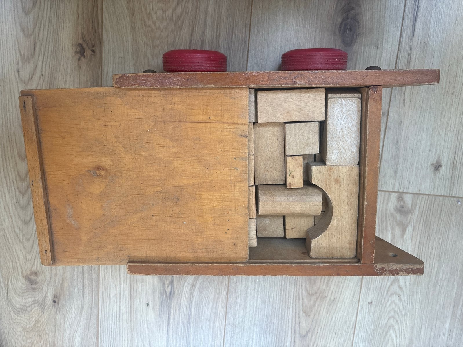 Vintage houten blokkendoos (met blokken) op wielen, Ophalen of Verzenden, Gebruikt, Duw- of Trekspeelgoed