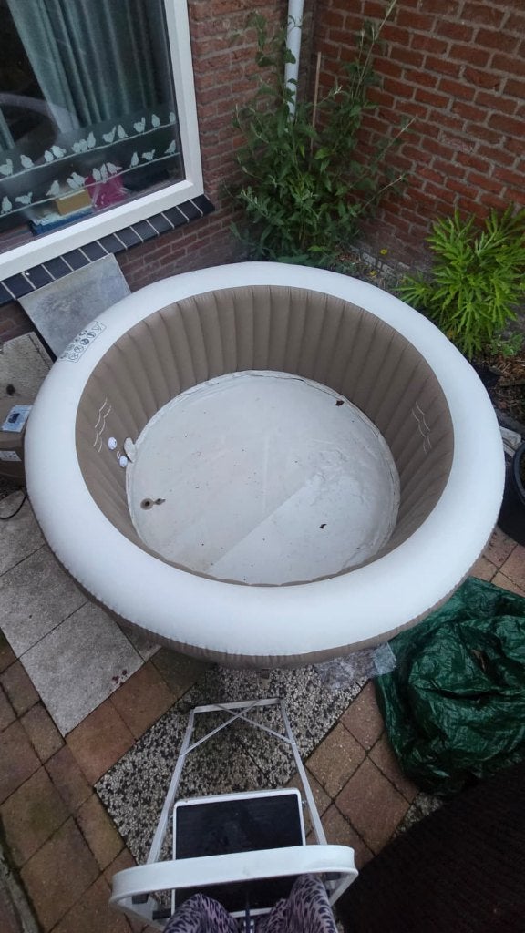 Intex Mobiele Jacuzzi 2-4 personen, Tuin en Terras, Bubbelbaden en Hottubs, Zo goed als nieuw, Opblaasbaar, Afdekzeil, Grondzeil