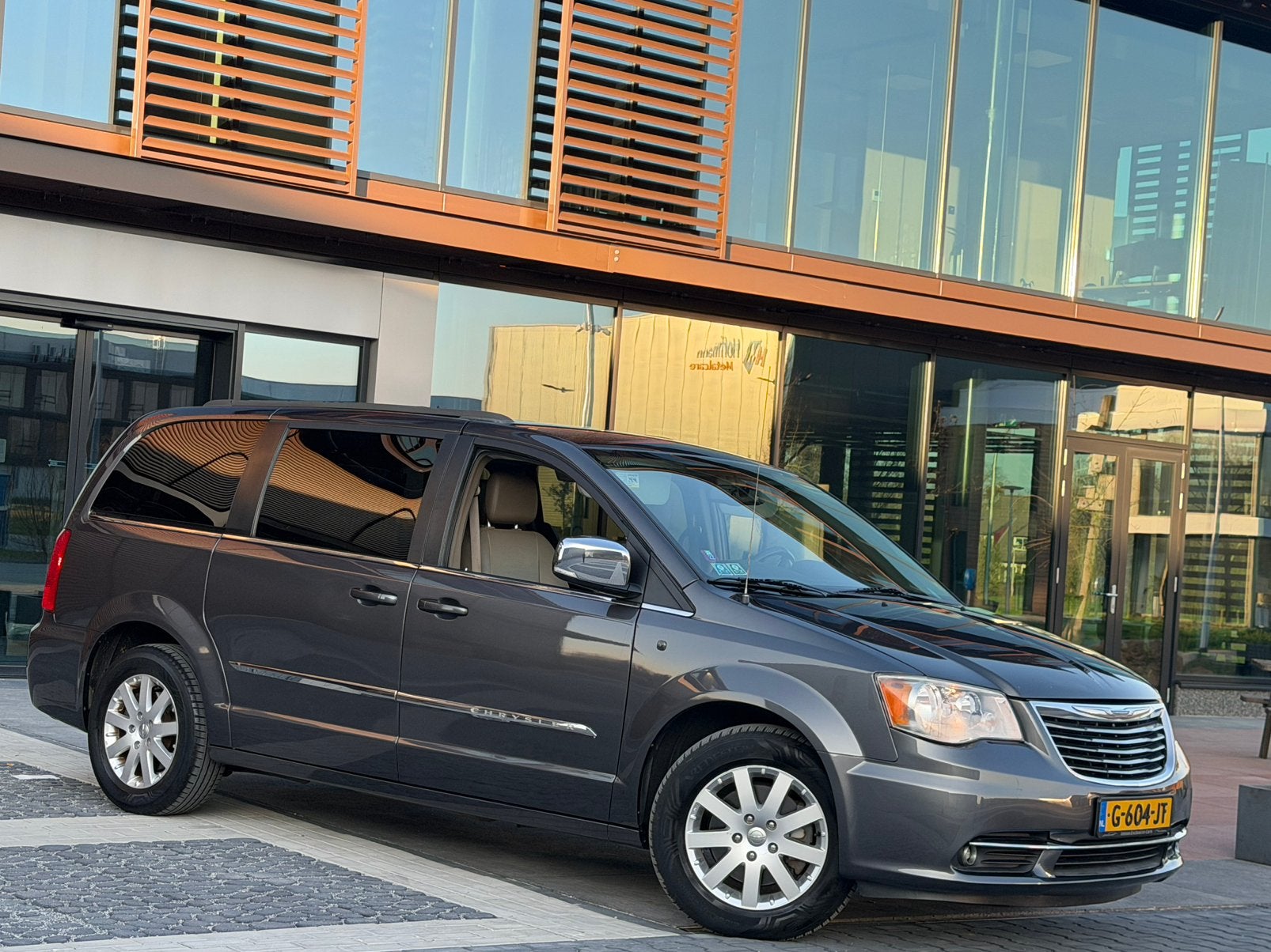 VIP Chrysler Town&Country 3.6i 283PK+Aut LWB DVD TV NAV 2016, Auto's, 450 kg, Beige, 2000 kg, 7 stoelen