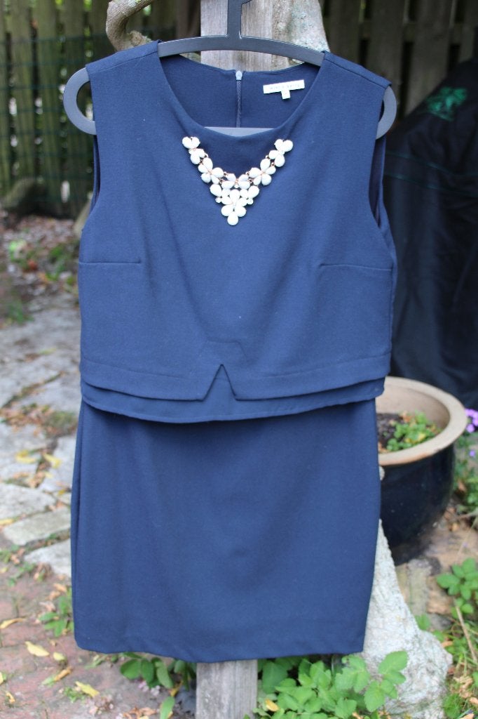 Donker blauwe jurk met mooie hals van Mint & Berry maat 36., Kleding | Dames, Blauw, Ophalen of Verzenden, Zo goed als nieuw, Mint & Berry