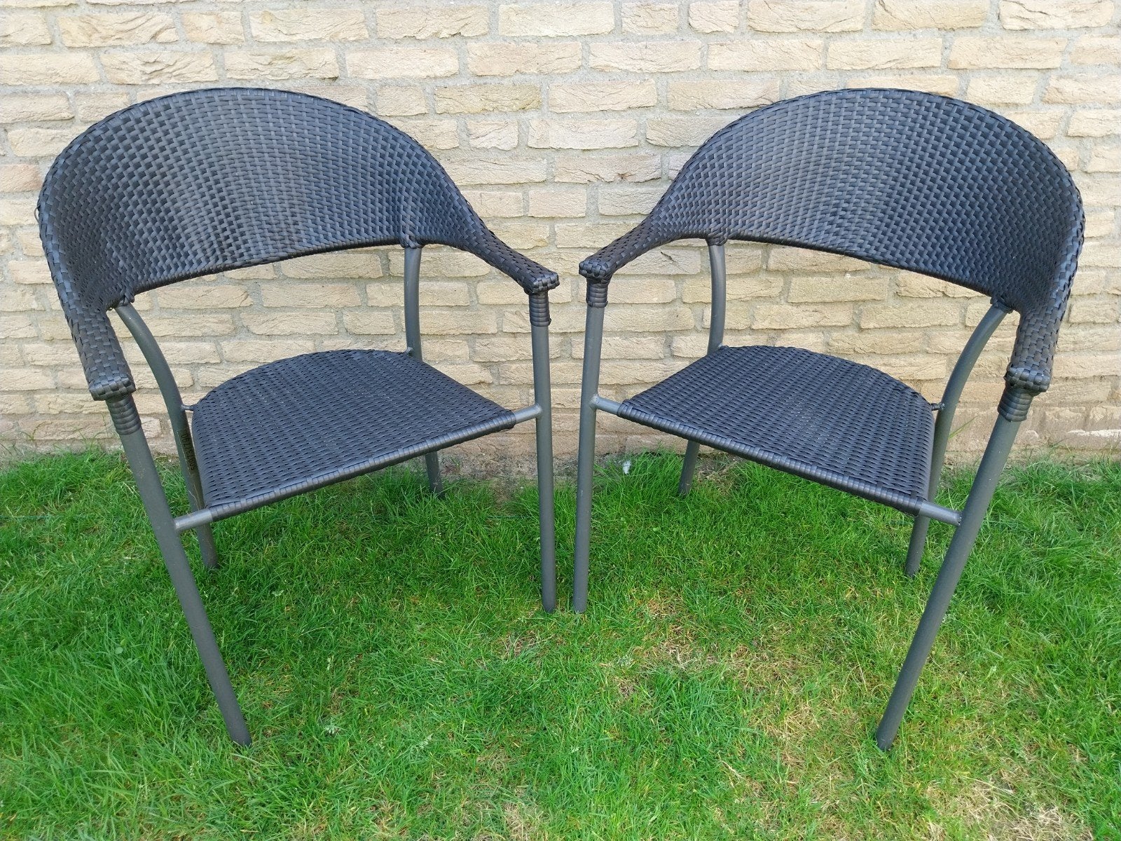 Twee zwarte terrasstoelen met ijzeren frame, Ophalen, Zo goed als nieuw, Wicker, Stapelbaar