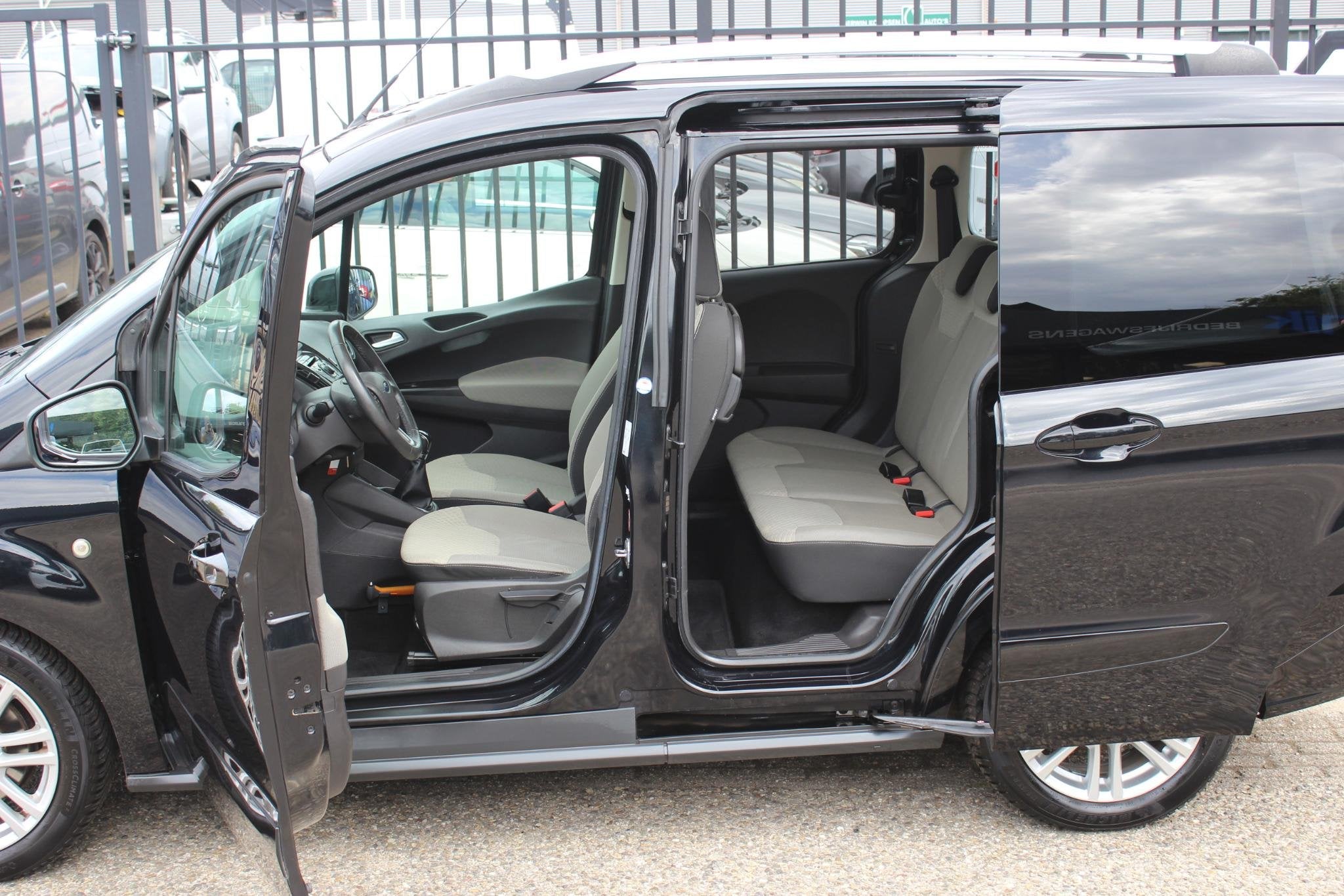 Ford Tourneo Courier 1.0 Titanium, Trekhaak, Camera, Airco/E, Voorwielaandrijving, Euro 5, Gebruikt, Zwart