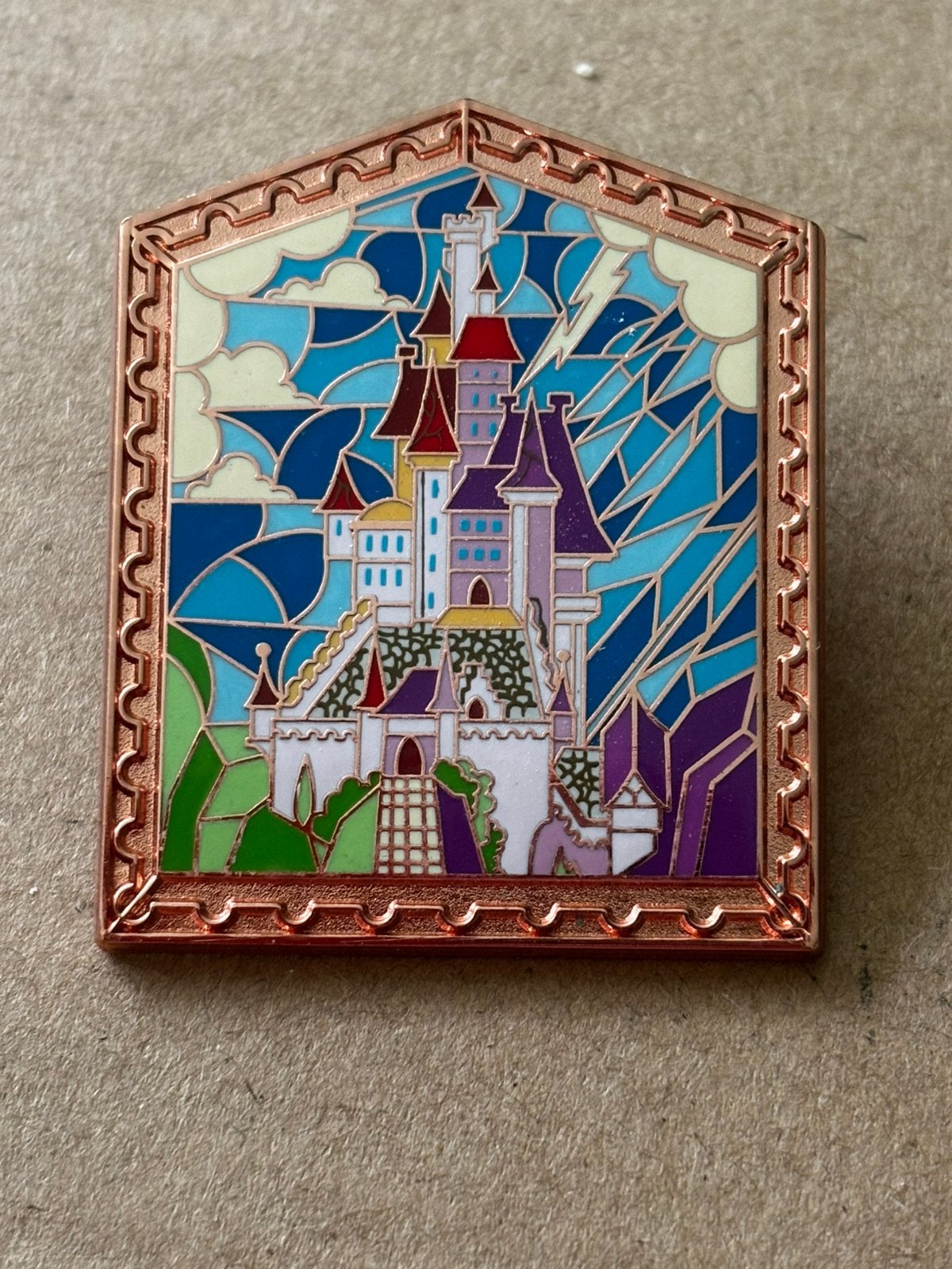 Disney pin Beauty and the Beast Castle Windows of love, Ophalen of Verzenden, Overige figuren, Zo goed als nieuw