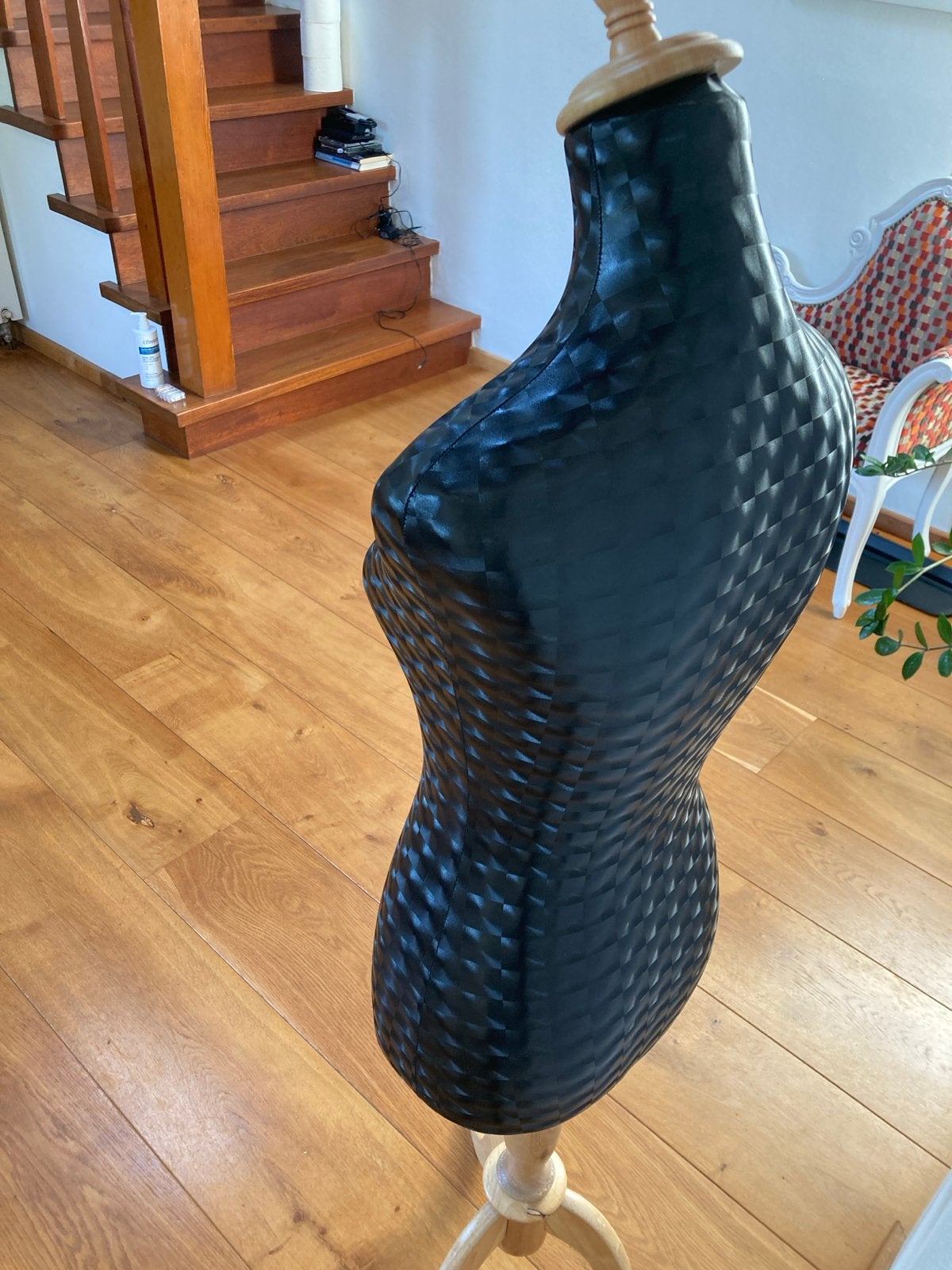 Zwart paspop bovenlichaam met houten standaard, Ophalen