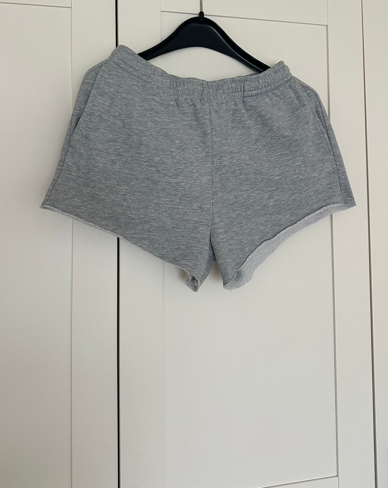 H&M grijze korte short met zakken en elastische taille, Kort, Ophalen of Verzenden, Zo goed als nieuw, Maat 36 (S)