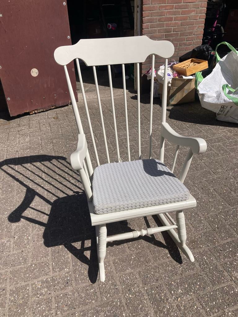 Crème witte schommelstoel met kussen, Huis en Inrichting, Stoelen, Gebruikt, Eén, Hout, Wit, Ophalen