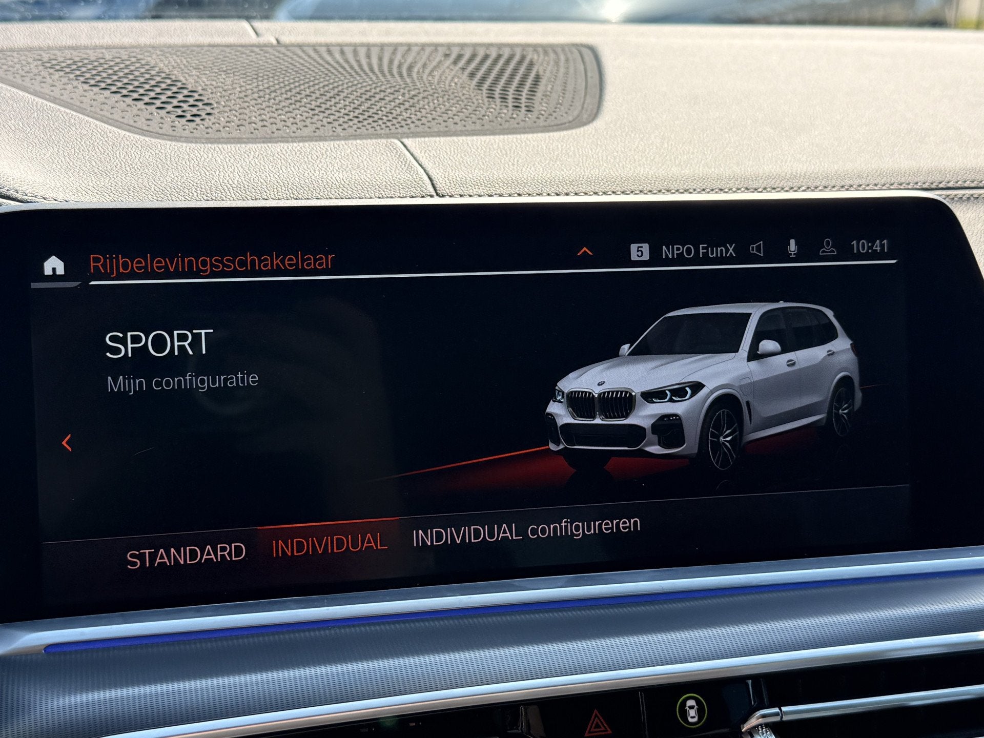 Foto 32 van BMW X5 xDrive45e High Executive | M Pakket | Pano | Luchtver
