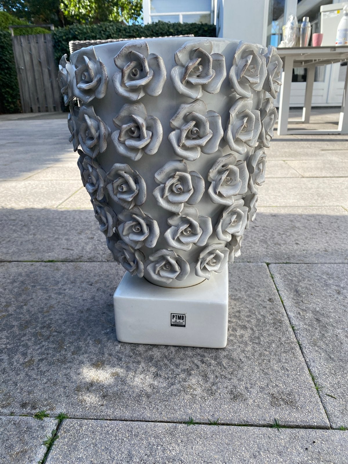 Grote witte vaas met rozen reliëf - PTMD Collection, Ophalen