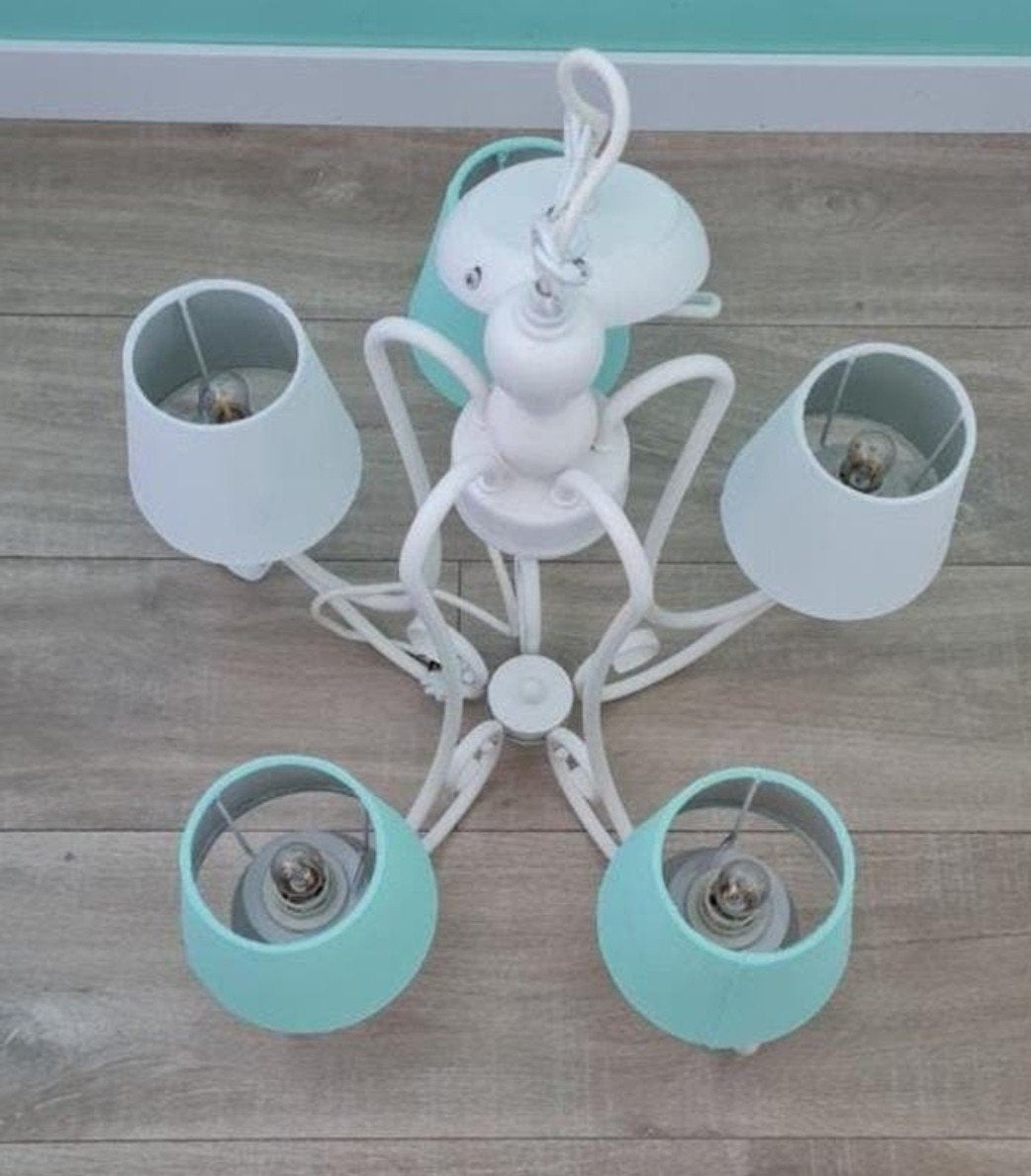 Kinder hanglamp kroonluchter met zelf geverfde kapjes, Ophalen, Gebruikt, Metaal, Kinderkamer, Speels