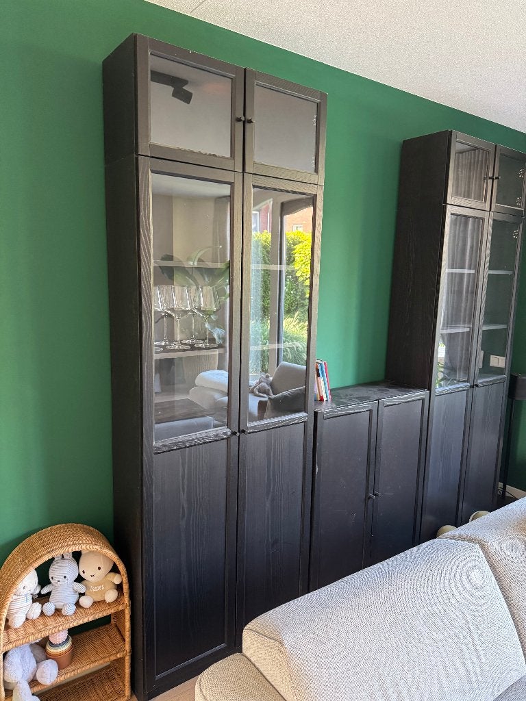 IKEA zwarte boekenkast met glazen deuren, Huis en Inrichting, Kasten | Boekenkasten, Ophalen, Zwarte IKEA kast, 200 cm of meer