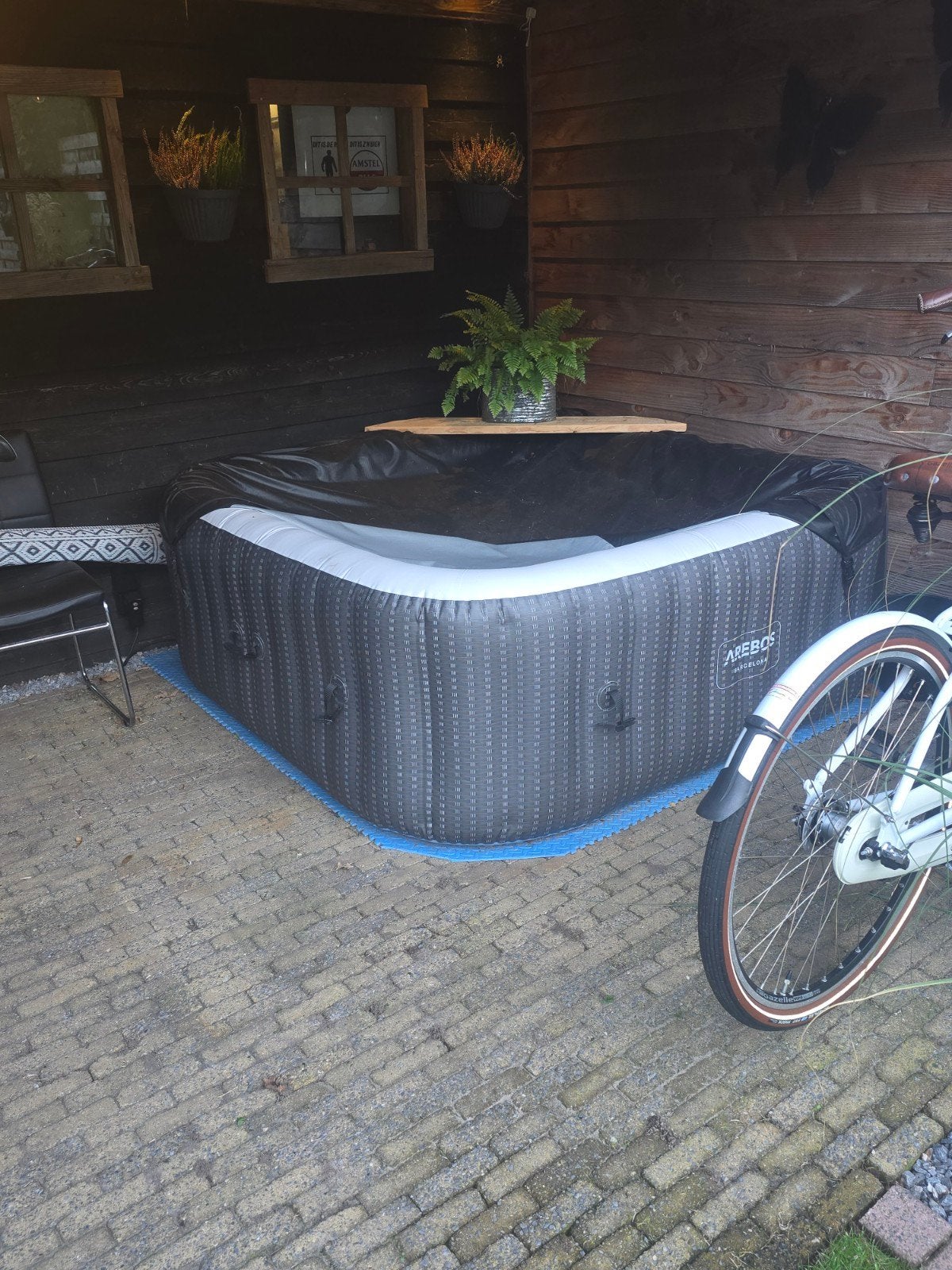 Opblaasbare Jacuzzi Arebos met Afdekzeil en Motor, Ophalen, Zo goed als nieuw, Afdekzeil, Opblaasbaar