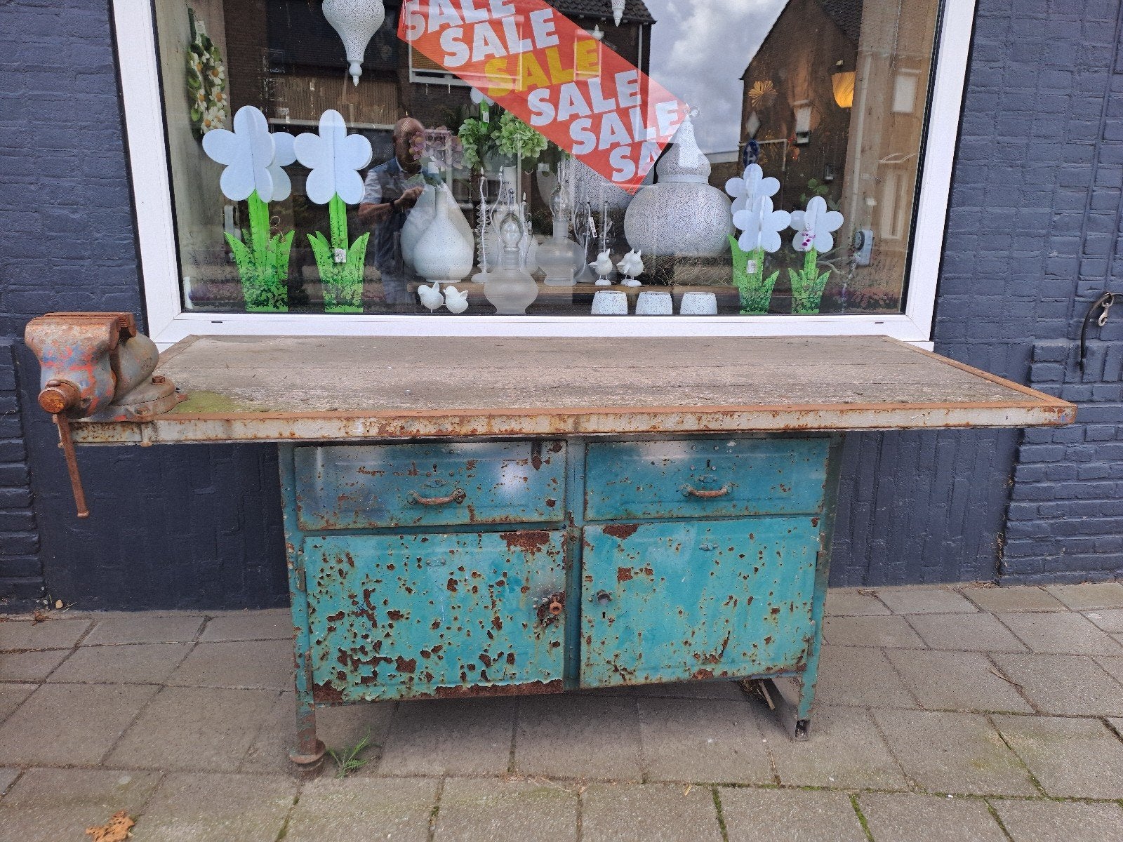 Oude industriële werkbank met houten blad en staal onderstel, Ophalen