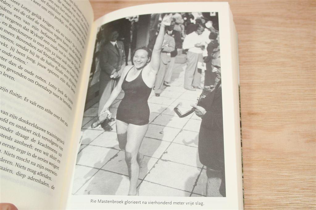 1936 — Wij gingen naar Berlijn — Auke Kok — Nazi-spelen, Boeken, Ophalen of Verzenden, Zo goed als nieuw, Europa
