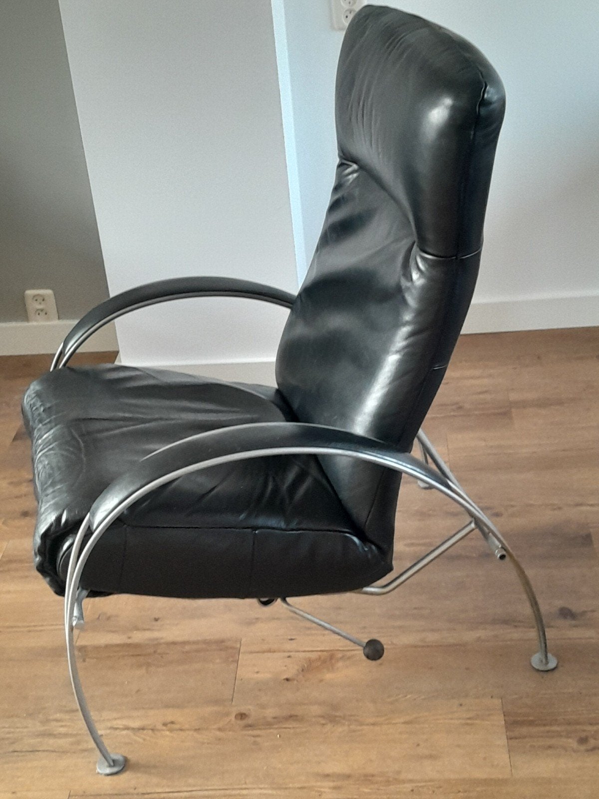 Zwart lederen fauteuil, Huis en Inrichting, Fauteuils, Ophalen, Gebruikt, Minder dan 75 cm, 50 tot 75 cm