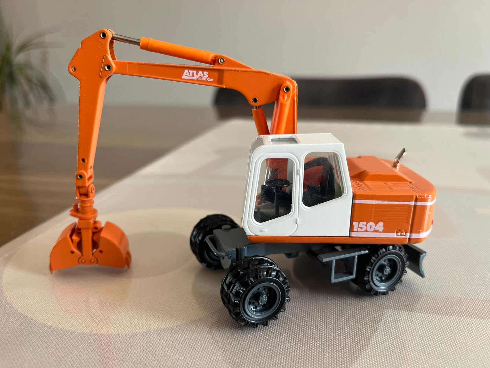 Atlas Terex 1504 mobiele graafmachine Conrad 2905 en knijper, Hobby en Vrije tijd, Modelauto's | 1:50, Ophalen of Verzenden, Zo goed als nieuw