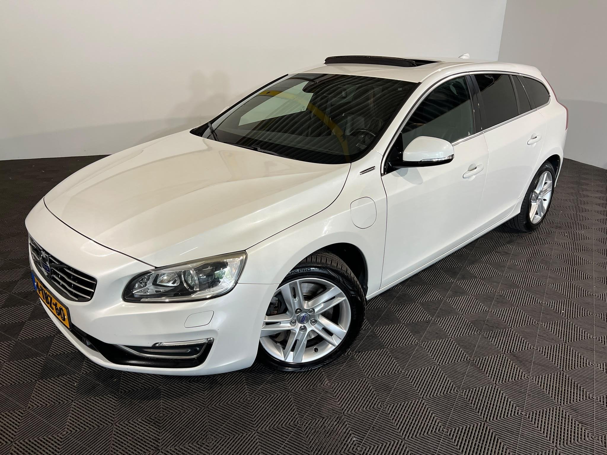 Volvo V60 2.4 D6 AWD Plug-In Hybrid Summum, Auto's, Volvo, Automaat, Wit, Vierwielaandrijving, 212 €/maand