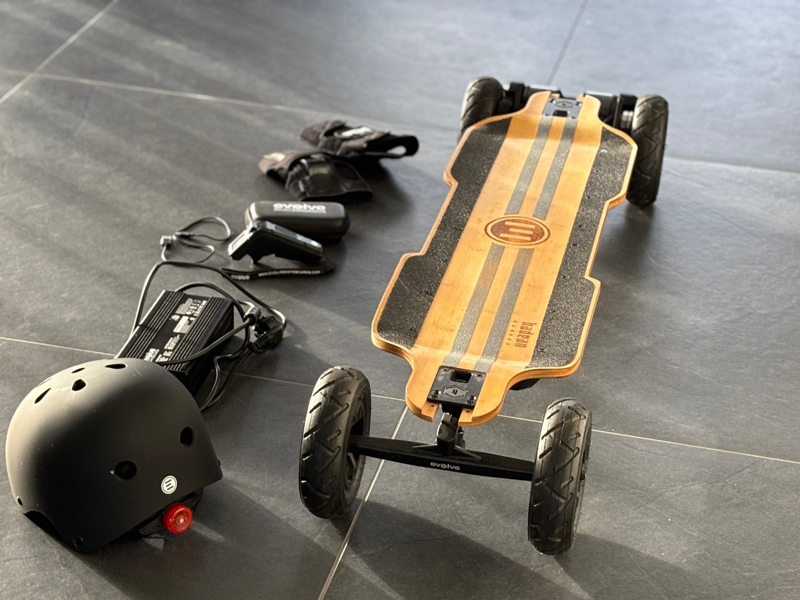 Electrisch Skateboard Evolve 6000W NIEUWSTAAT + complete set, Sport en Fitness, Skateboarden, Ophalen, Zo goed als nieuw, Skateboard