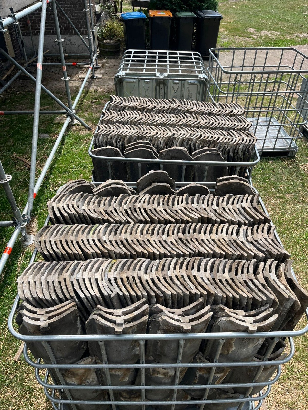 Oude holle dakpan gesmoord - Grijs/Zwart, Gebruikt, Steen of Klei, Ophalen of Verzenden, 15 m² of meer