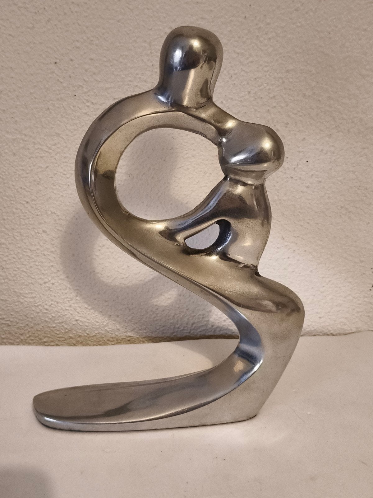 Abstracte sculptuur van aluminium, 'Omhelzing', Antiek en Kunst, Zilver, Ophalen of Verzenden, 20 - 50 cm, Beeld