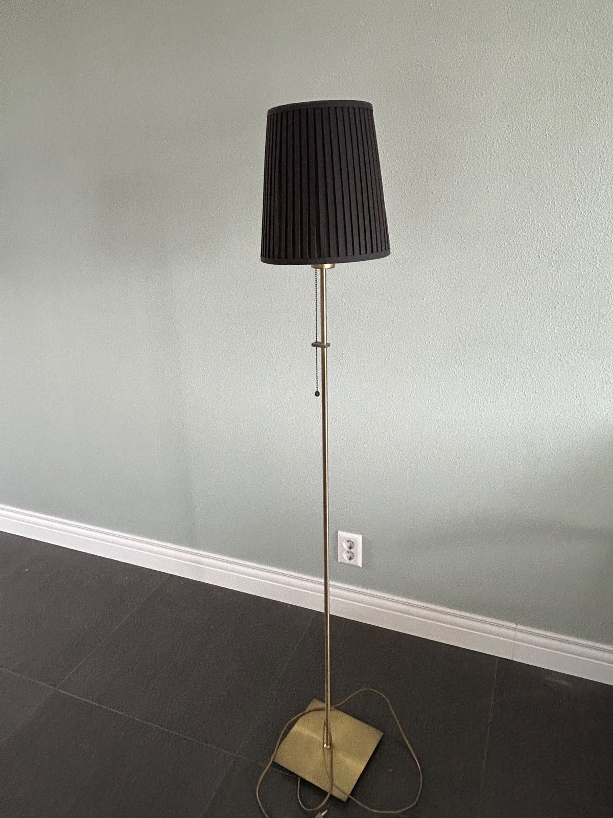 Elegante staande lamp met zwarte plissé kap, Ophalen, Gebruikt, E27 (groot), Metaal