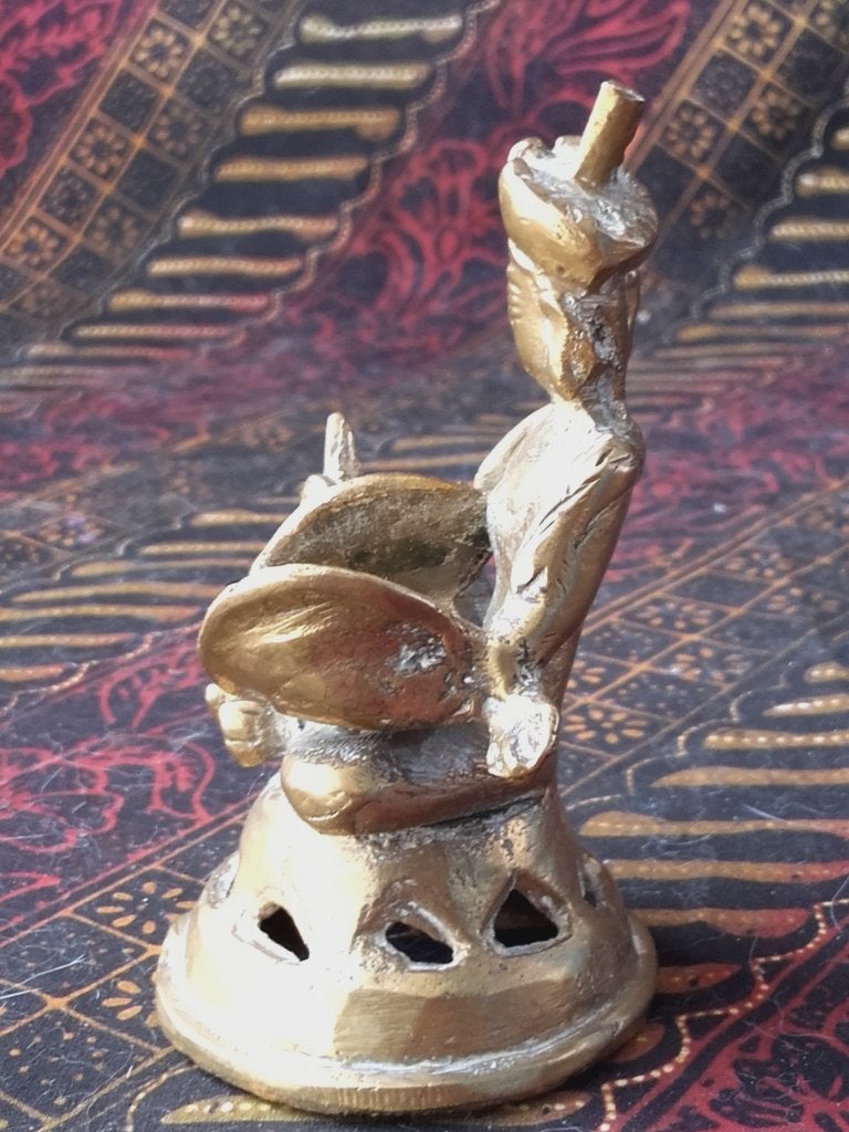 Mooi oud brons beeldje uit Tibet van een muzikant 9 cm., Tibet, Goud, Handgemaakt, Ophalen of Verzenden