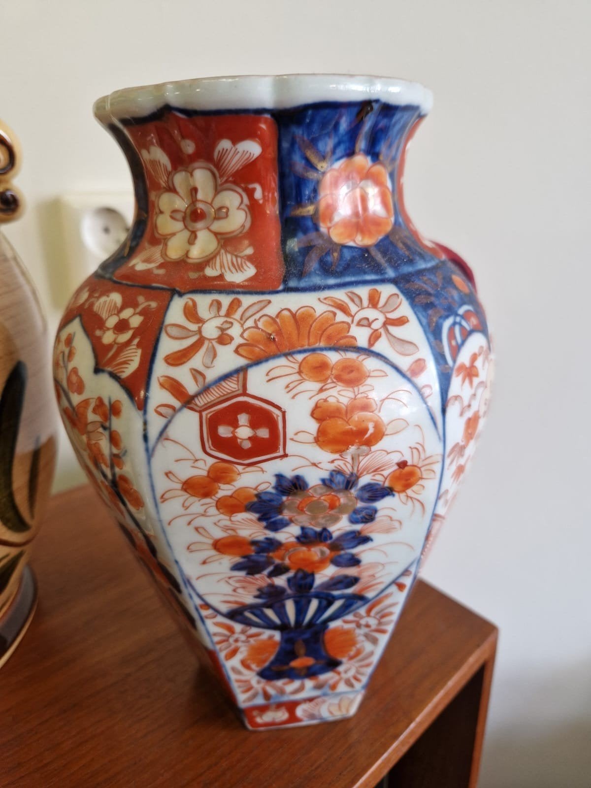 Antieke Imari vaas met gedetailleerde bloemmotieven, Ophalen of Verzenden