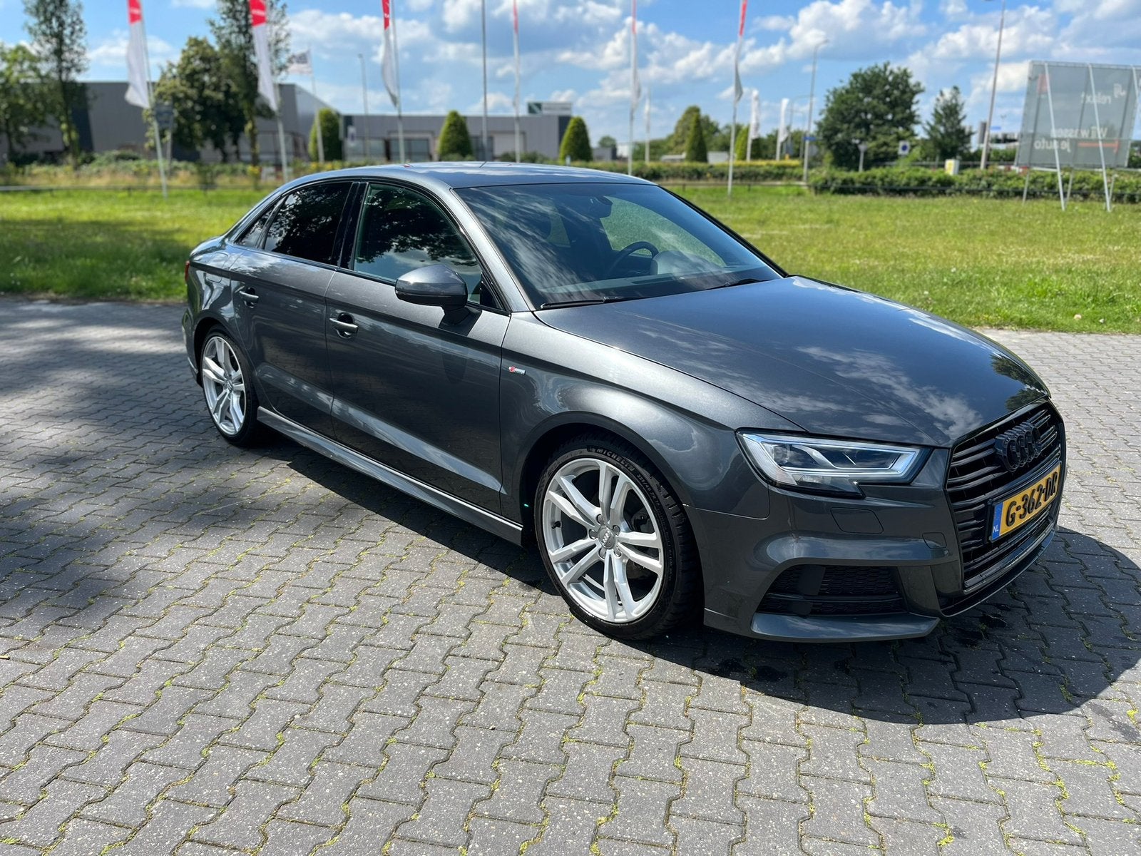 Audi A3 35 Tfsi 150pk S Tronic 2019 Grijs, Auto's, 1498 cc, Zwart, 4 cilinders, Alcantara