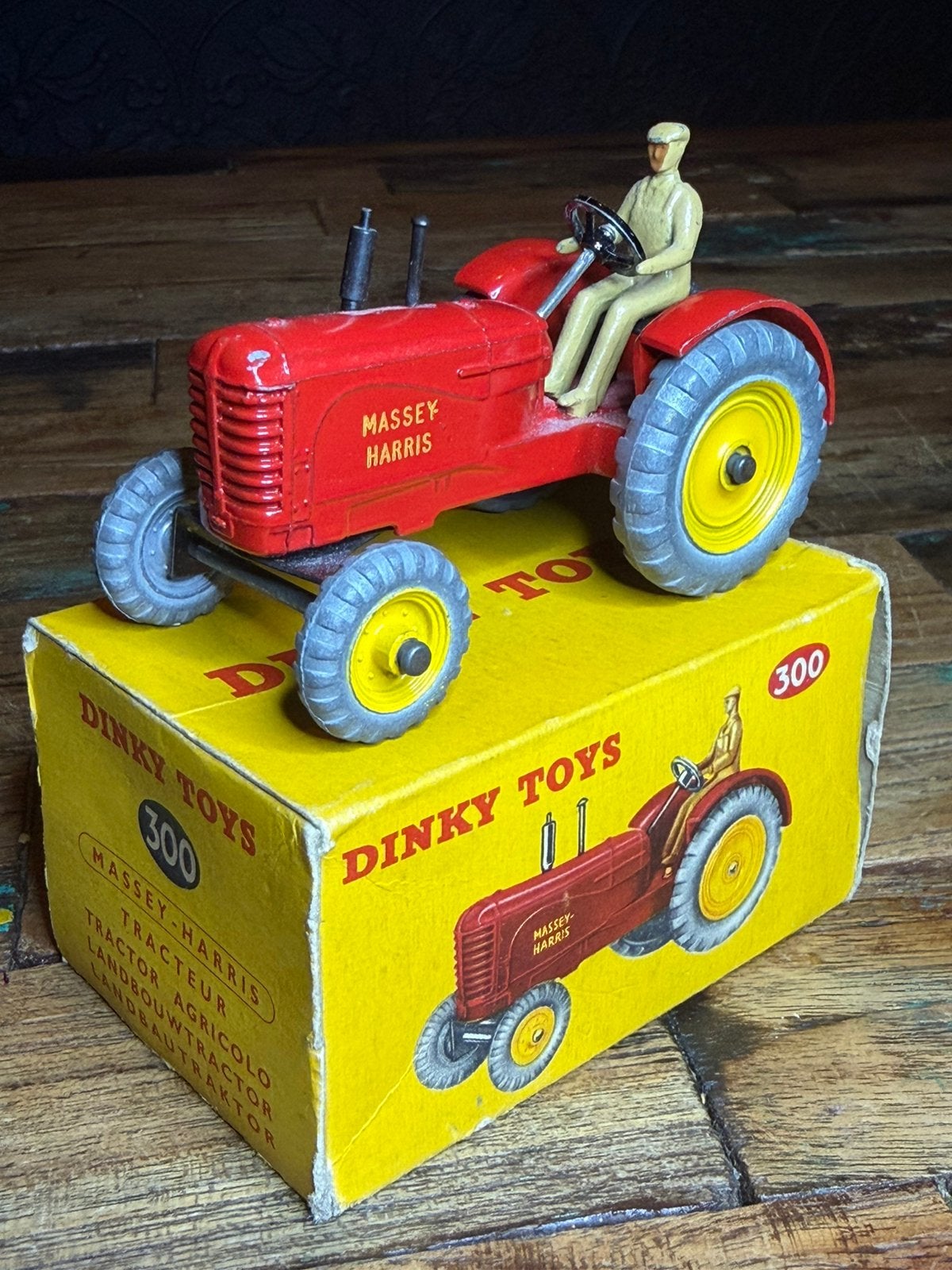 Dinky Toys 300 Massey-Harris Tractor met originele doos, Ophalen of Verzenden, Gebruikt, Tractor of Landbouw, Dinky Toys