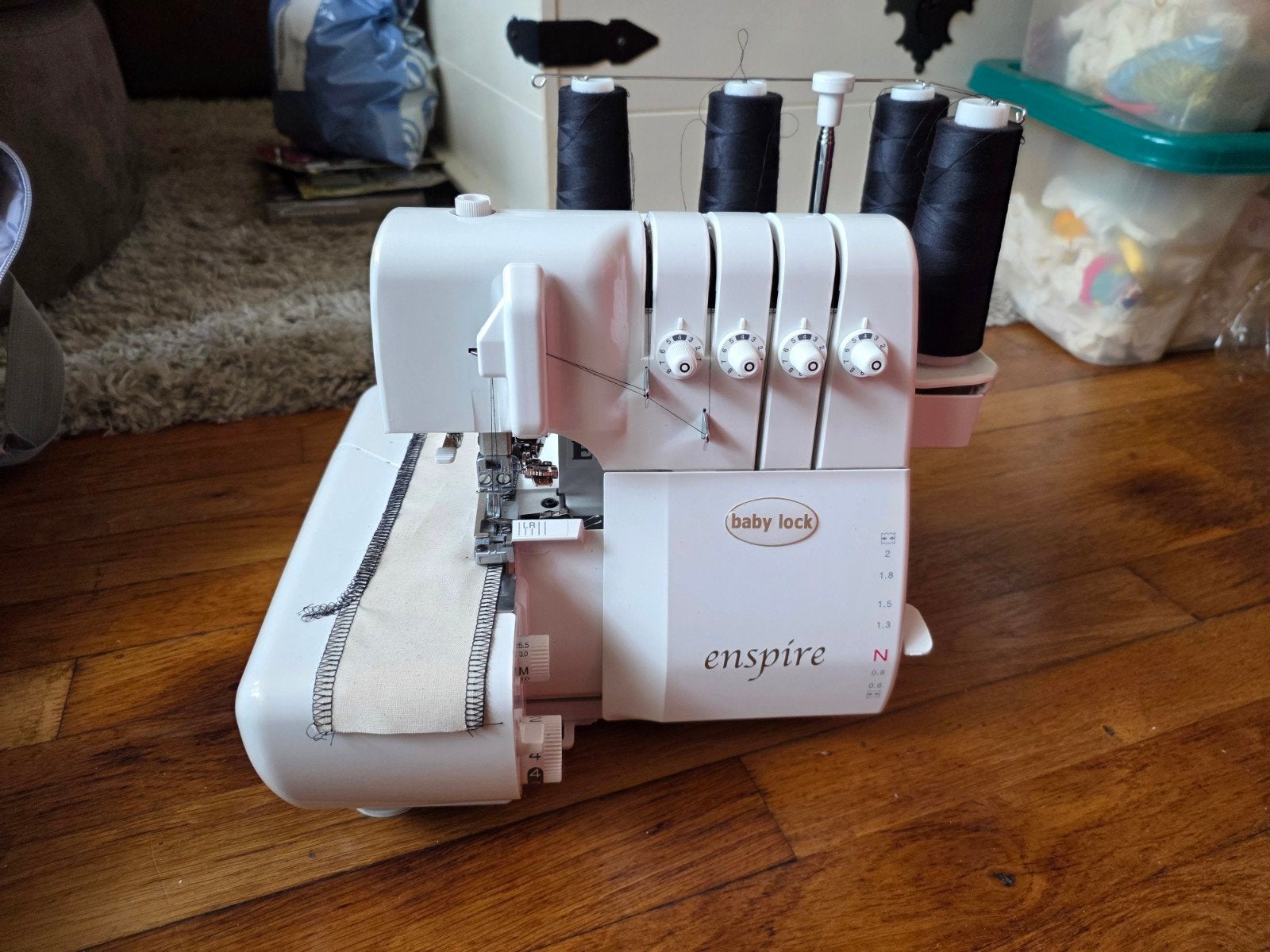 Baby Lock Enspire Lockmachine met naaigaren en toebehoren, Hobby en Vrije tijd, Ophalen of Verzenden, Zo goed als nieuw, Lockmachine