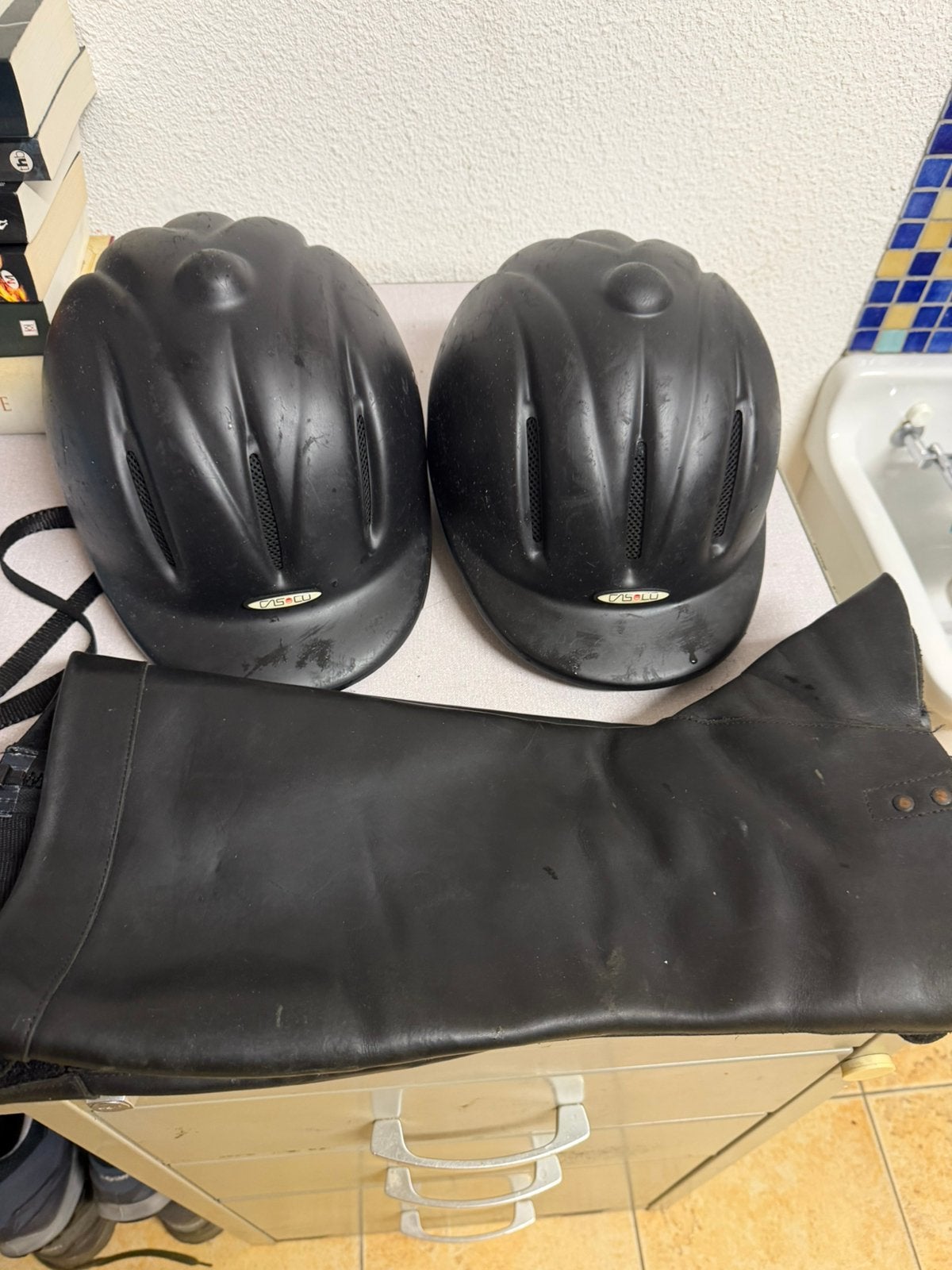 Twee paardrij helmen en 1paar leren chaps. Wie o wie?, Ophalen, Gebruikt, Dressuur, Schoeisel