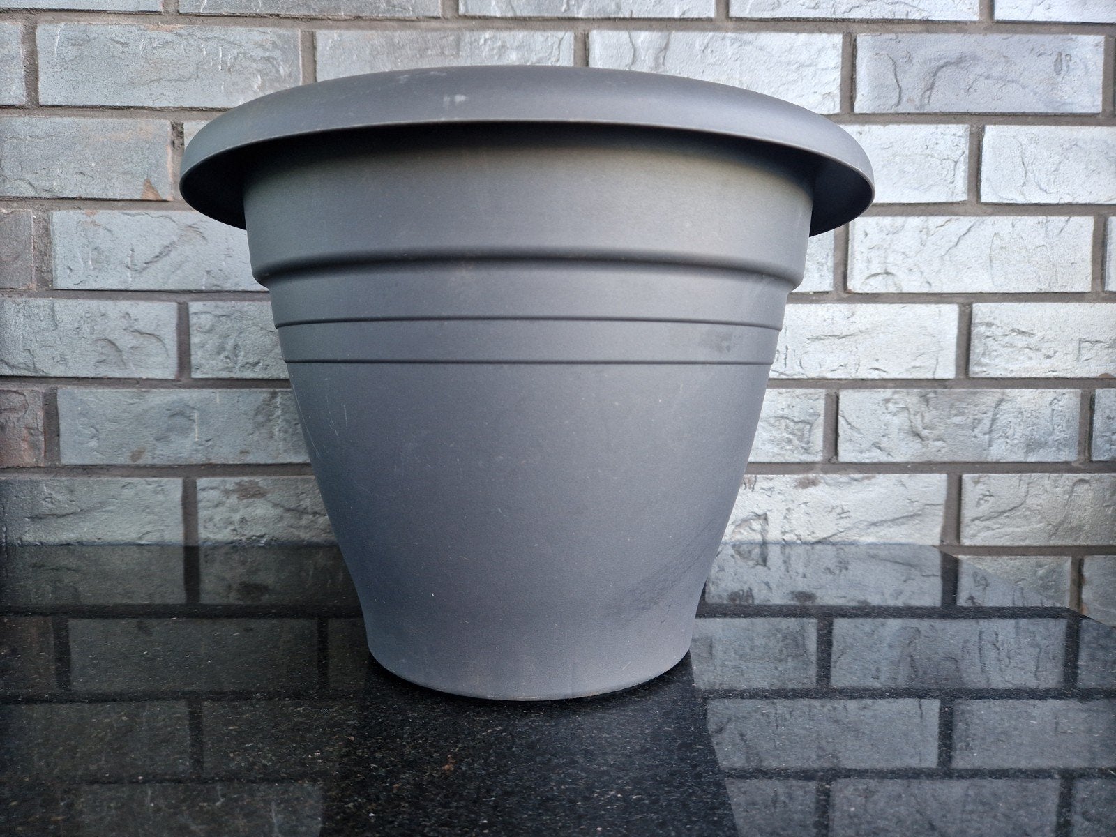 Grote grijze bloempot Ø 34 cm, Tuin en Terras, Bloempotten, 25 tot 40 cm, Kunststof, Gebruikt, Rond