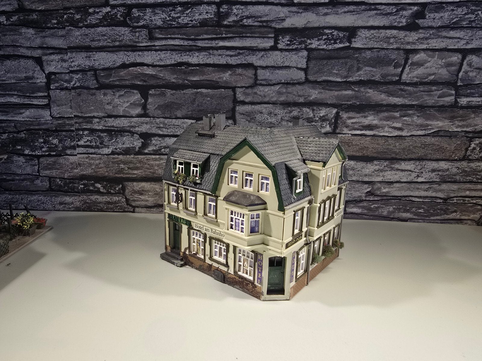 Auhagen 12255 H0 Irish pub

1:87 modelspoor, Overige merken, Gebruikt, Gelijkstroom of Wisselstroom, Brug, Tunnel of Gebouw