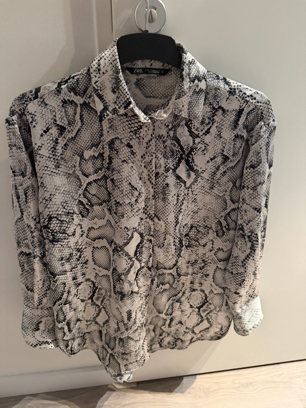 Zara Blouse met Slangenprint - Maat xs oversized, Ophalen, Zo goed als nieuw, Maat 34 (XS) of kleiner, Zwart