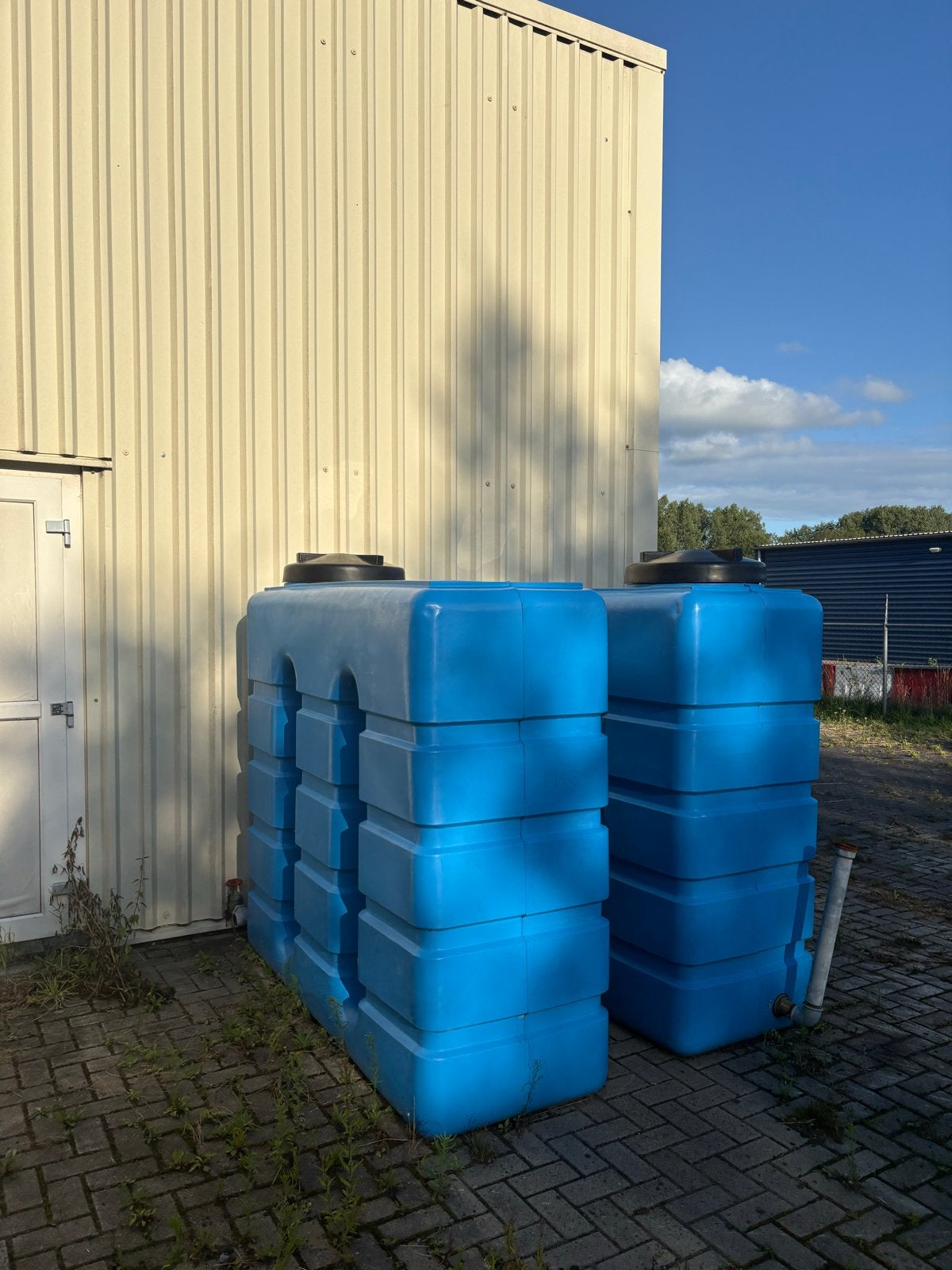 Blauwe watertank 2x 2000 liter, Tuin en Terras, Regentonnen, Ophalen, Kunststof, Gebruikt, Met kraantje